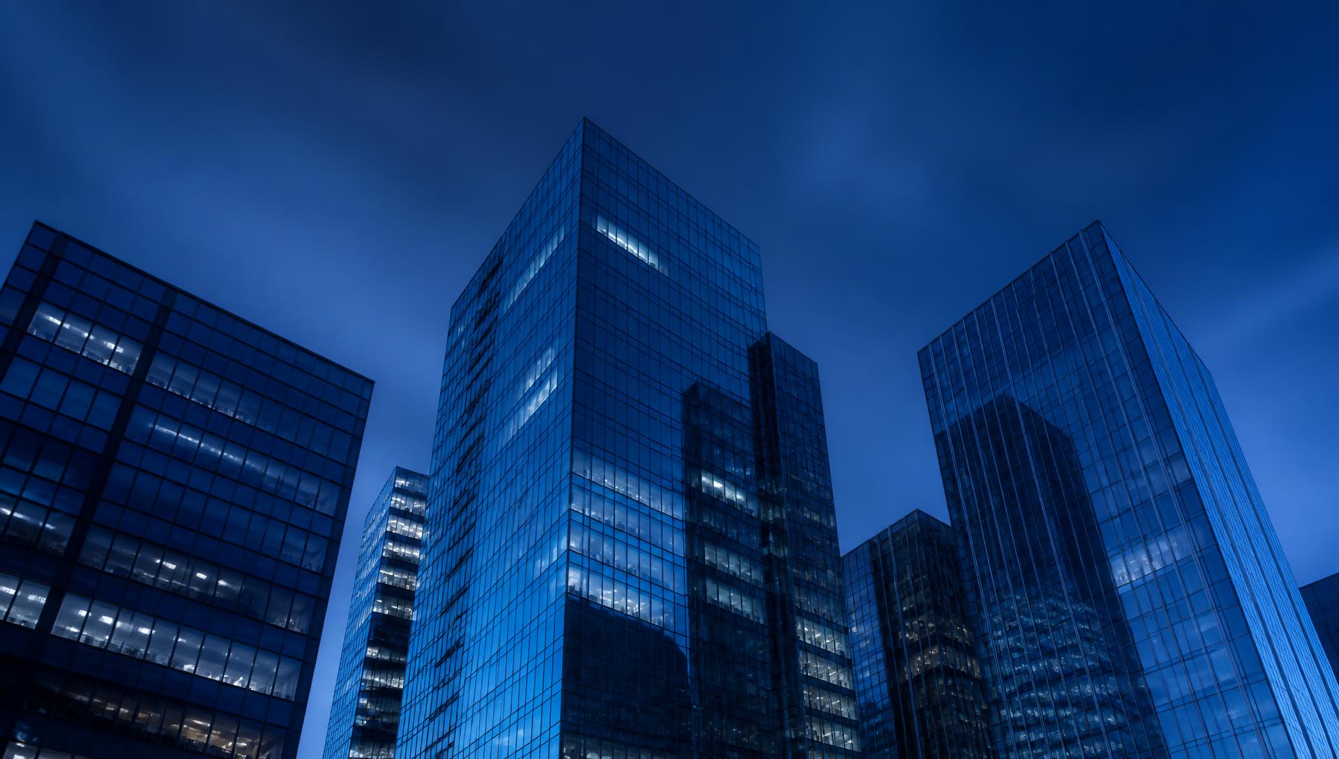 Edificios corporativos de vidrio al atardecer